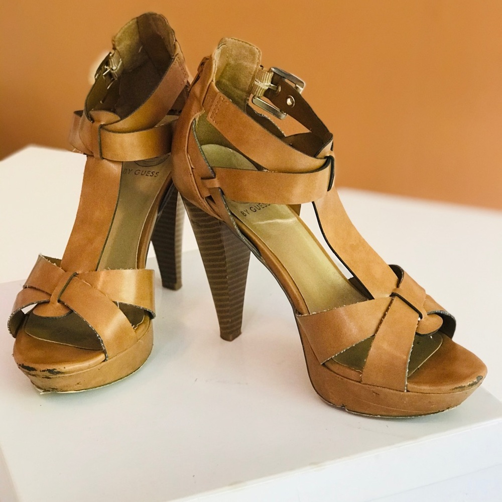 By Guess Natural Henzie Size 8M heel